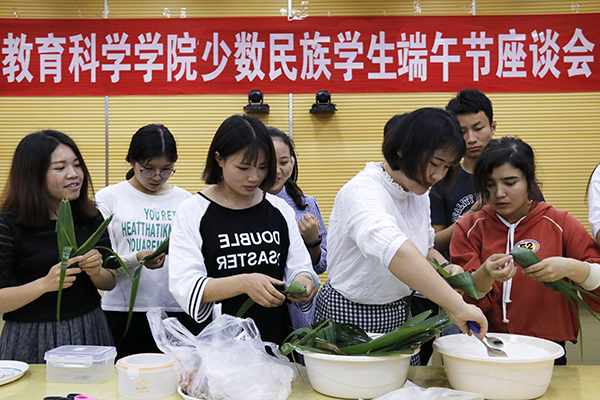 6.18 少数名族学生端午座谈会 俞欣怡 (4).jpg