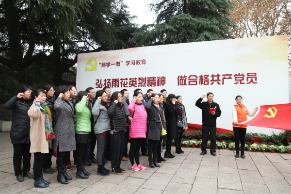 图为beat365亚洲体育在线官网全体党员面对党旗重温入党誓词。记者 戴云 摄.jpg 图为beat365亚洲体育在线官网全体党员面对党旗重温入党誓词。记者 戴云 摄.jpg