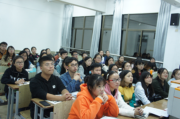 图为同学们认真观看相关视频 刘悦 摄.JPG