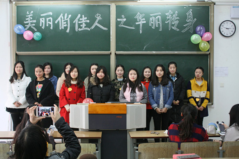 图为参加化妆活动人员的合照_副本.jpg 图为参加化妆活动人员的合照_副本.jpg
