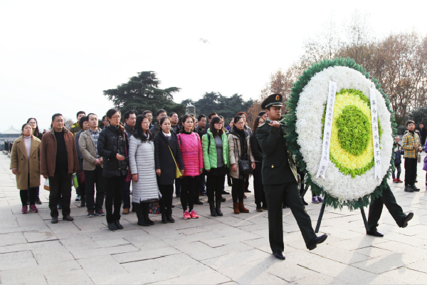 图为beat365亚洲体育在线官网全体党员为烈士敬献花圈。 记者 戴云 摄.jpg 图为beat365亚洲体育在线官网全体党员为烈士敬献花圈。 记者 戴云 摄.jpg