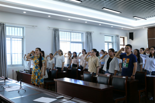 2017年6月2日支部大会 学生预备党员 张舒婷5_meitu_1.jpg