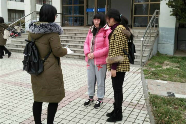 图为调查大学生对两会的关注度 王登荣摄_meitu_3.jpg