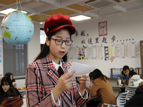 图为黄馨漪同学朗诵周恩来作品并分享心中的恩来精神,朱静雯摄_meitu_9.jpg