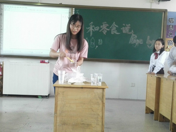 图为荣燕洁现场制作饮料_meitu_2.jpg
