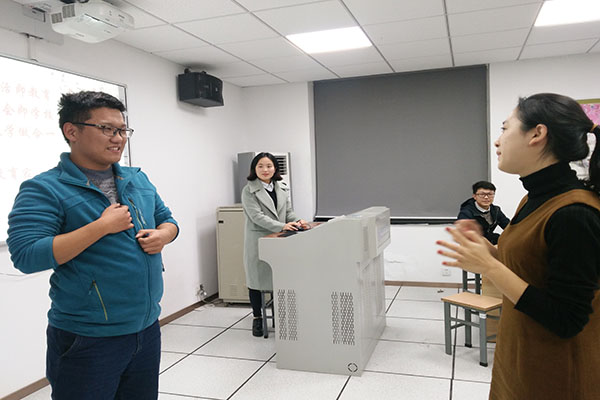 同学参与游戏,金晴晴摄.jpg