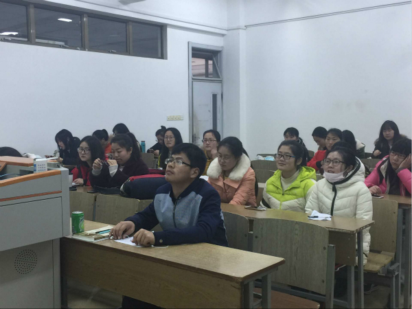 图为观看两会视频 吴泽钰摄_meitu_2.jpg