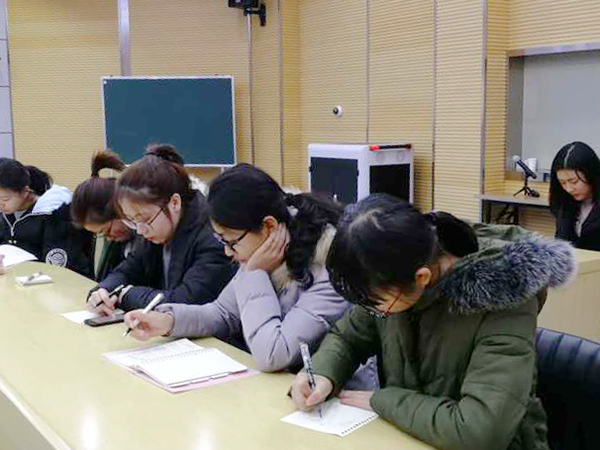 图为同学记录党课重点 葛玲摄.jpg