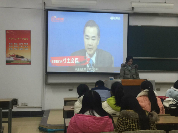 图为观看外交部长在两会上的发言 吴泽钰摄_meitu_1.jpg