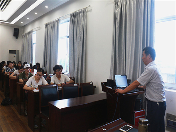 党委书记周友士为学生党员上专题党课。记者 茆星月摄.jpg