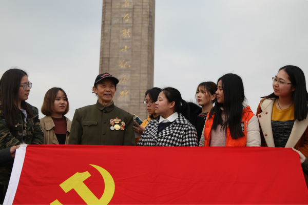 图为革命老兵为学生党员讲述抗战故事。记者 戴云 摄.jpg 图为革命老兵为学生党员讲述抗战故事。记者 戴云 摄.jpg
