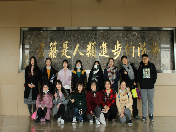 图为“图书馆集体照”,王倩摄_meitu_3.jpg