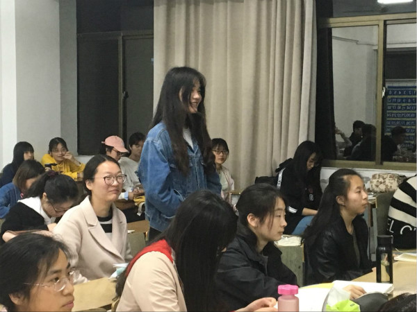 图为同学交流观感受,王荣摄_meitu_2.jpg