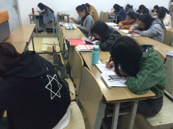 图为1501的同学在誊抄党的资料_meitu_3.jpg