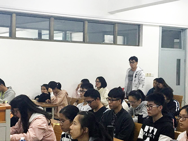 图为观摩的人发表观点,王荣摄.jpg