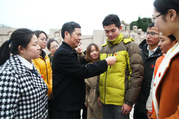 图为beat365亚洲体育在线官网党委书记周友士为学生党员佩戴党徽。记者 戴云 摄.jpg 图为beat365亚洲体育在线官网党委书记周友士为学生党员佩戴党徽。记者 戴云 摄.jpg