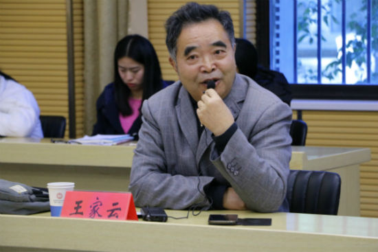 图为王家云教授为beat365亚洲体育在线官网学生作增强“看齐意识”的讲座。 丁铭晔 摄