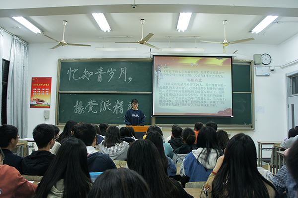 图为主持人简要介绍《习近平的七年知青岁月》 刘悦 摄.JPG