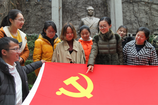 图为学生党支部书记梅雪为学生党员讲述党旗故事。记者 戴云 摄.jpg 图为学生党支部书记梅雪为学生党员讲述党旗故事。记者 戴云 摄.jpg