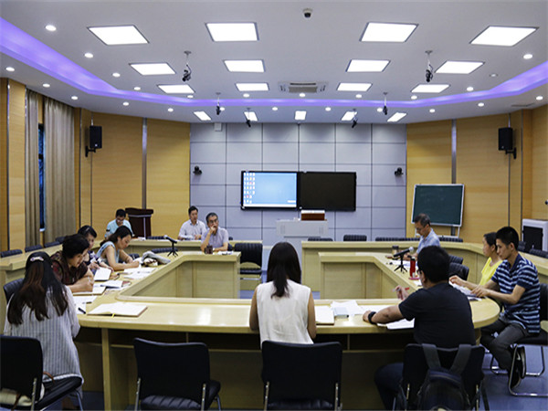 学院召开党委中心组会,研讨2018版人才培养方案。记者 秦润东 摄.jpg