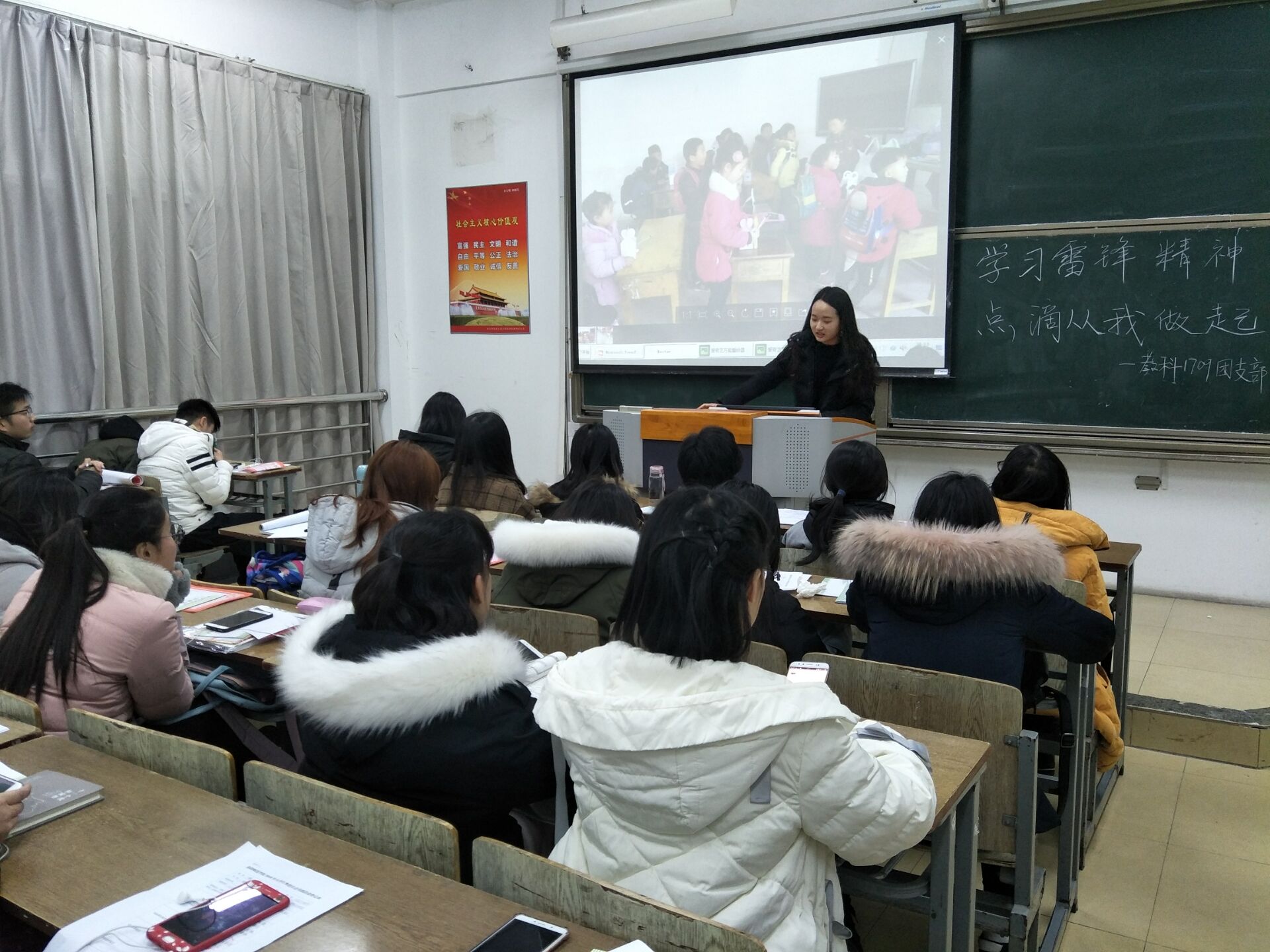 王蝶在为同学们讲述寒假实践 刘雯摄.jpg 王蝶在为同学们讲述寒假实践 刘雯摄.jpg