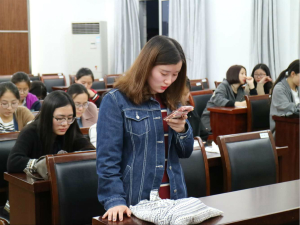 图为活动现场1403班团支书进行发言_meitu_2.jpg