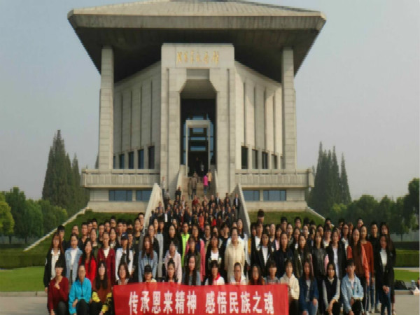 图为”周恩来纪念馆外大合影“,刘雯摄_meitu_2.jpg 图为”周恩来纪念馆外大合影“,刘雯摄_meitu_2.jpg