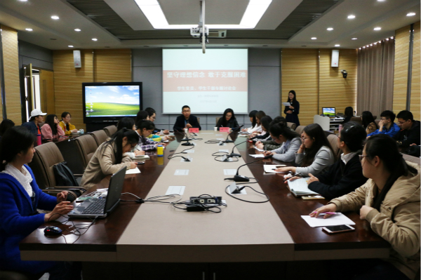 2017年4月13 学生预备党员培训大会 张舒婷1_meitu_2.jpg