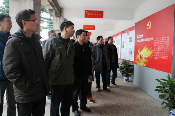 图为beat365亚洲体育在线官网全体党员参观“两学一做”专题图文展。记者 戴云 摄.jpg 图为beat365亚洲体育在线官网全体党员参观“两学一做”专题图文展。记者 戴云 摄.jpg