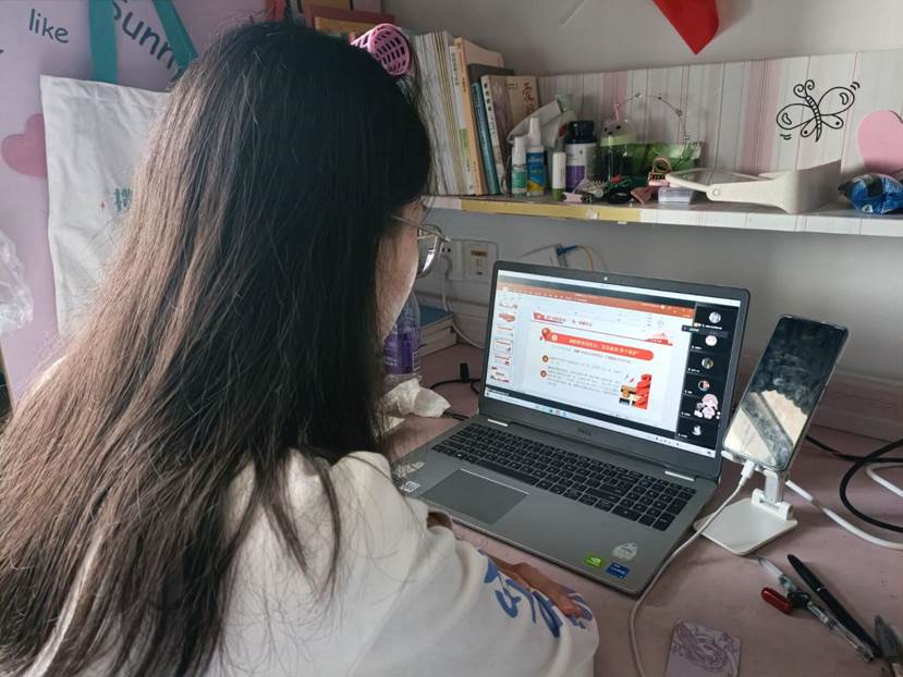 图为“徐莹在观看ppt”,朱相虹摄 图为“徐莹在观看ppt”,朱相虹摄