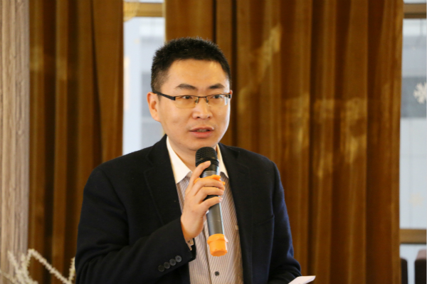 戴云老师宣布比赛结果_meitu_1.jpg