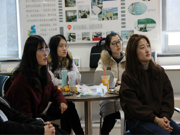 图为吴韩和汪以立同学为外教翻译,朱静雯摄_meitu_8.jpg