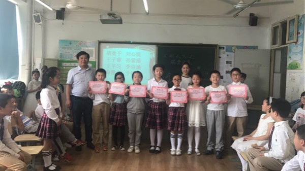 图为吉咸乐老师为学生颁奖_meitu_3.jpg 图为吉咸乐老师为学生颁奖_meitu_3.jpg