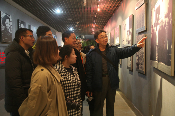 图为 邓如陵教师为全体党员介绍恩来故事。记者 戴云 摄.jpg 图为 邓如陵教师为全体党员介绍恩来故事。记者 戴云 摄.jpg