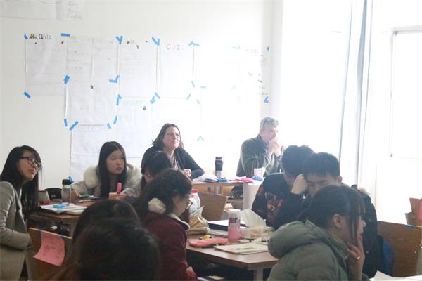 图为外教聆听恩来故事 记者刘学摄.jpg 图为外教聆听恩来故事 记者刘学摄.jpg